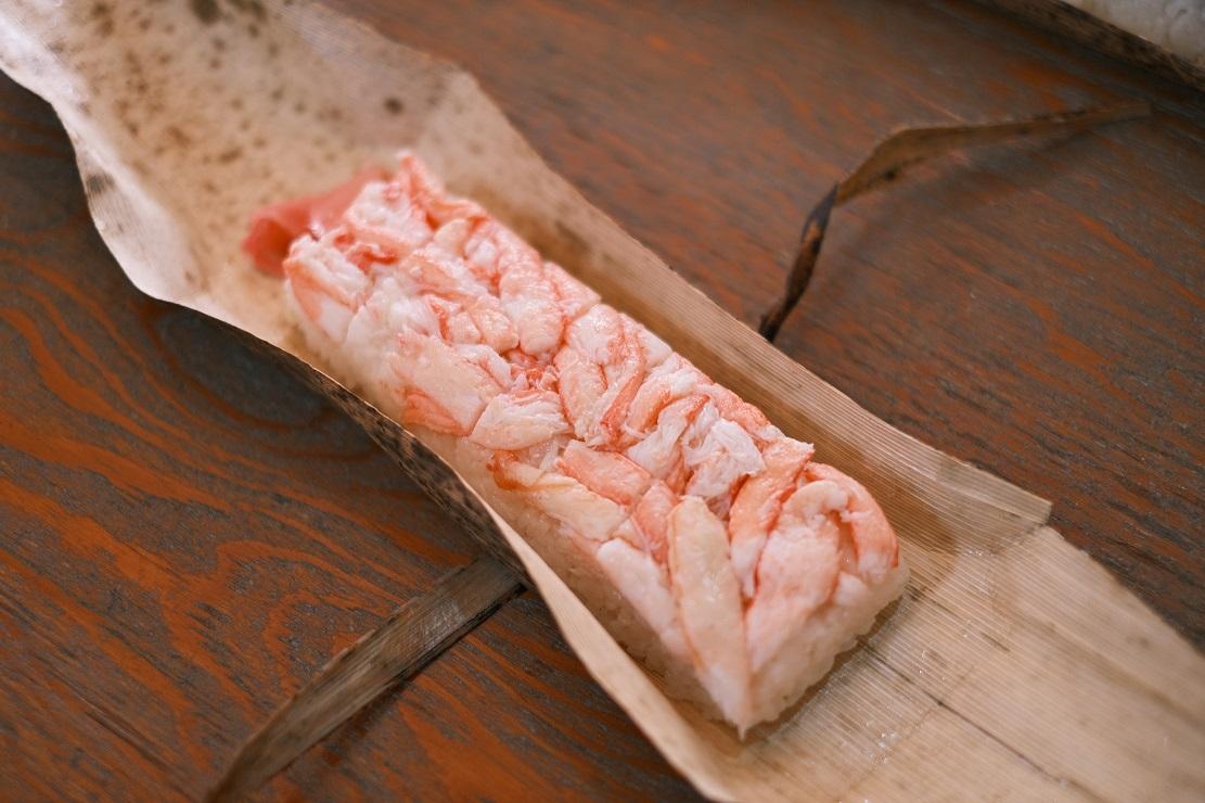 份量多得誇張,蟹肉完全蓋過壽司飯