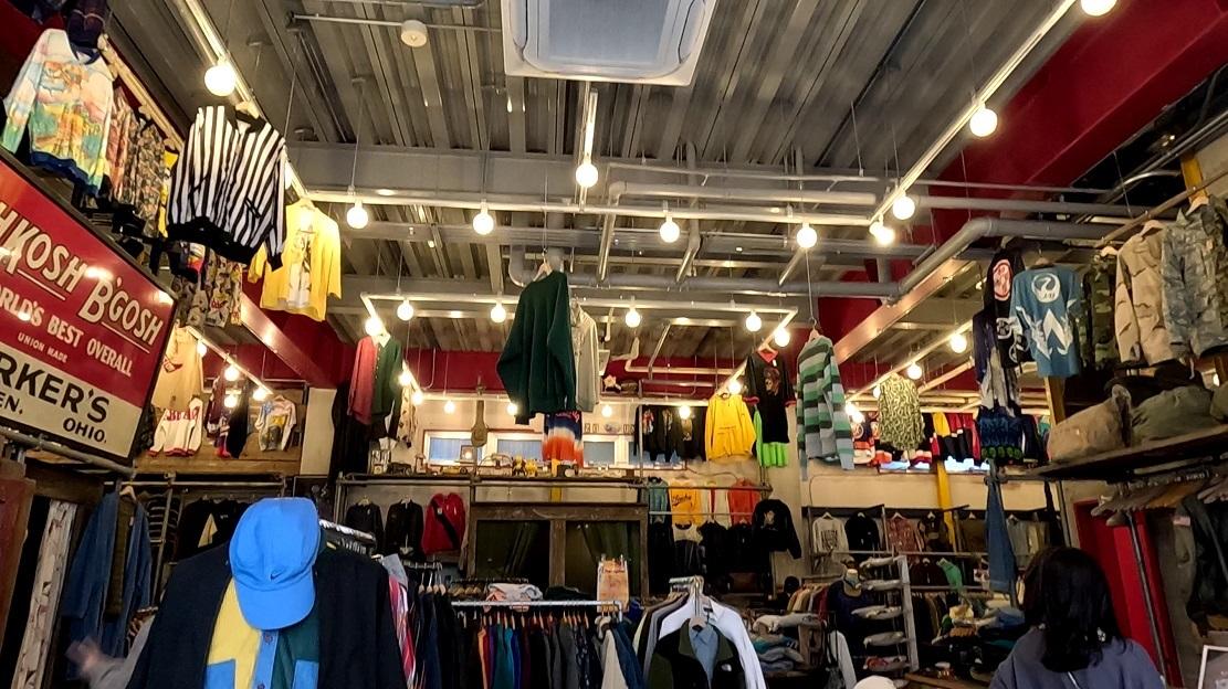 中崎町店樓高三層,店舖裝修成大型倉庫,充滿復古玩味。