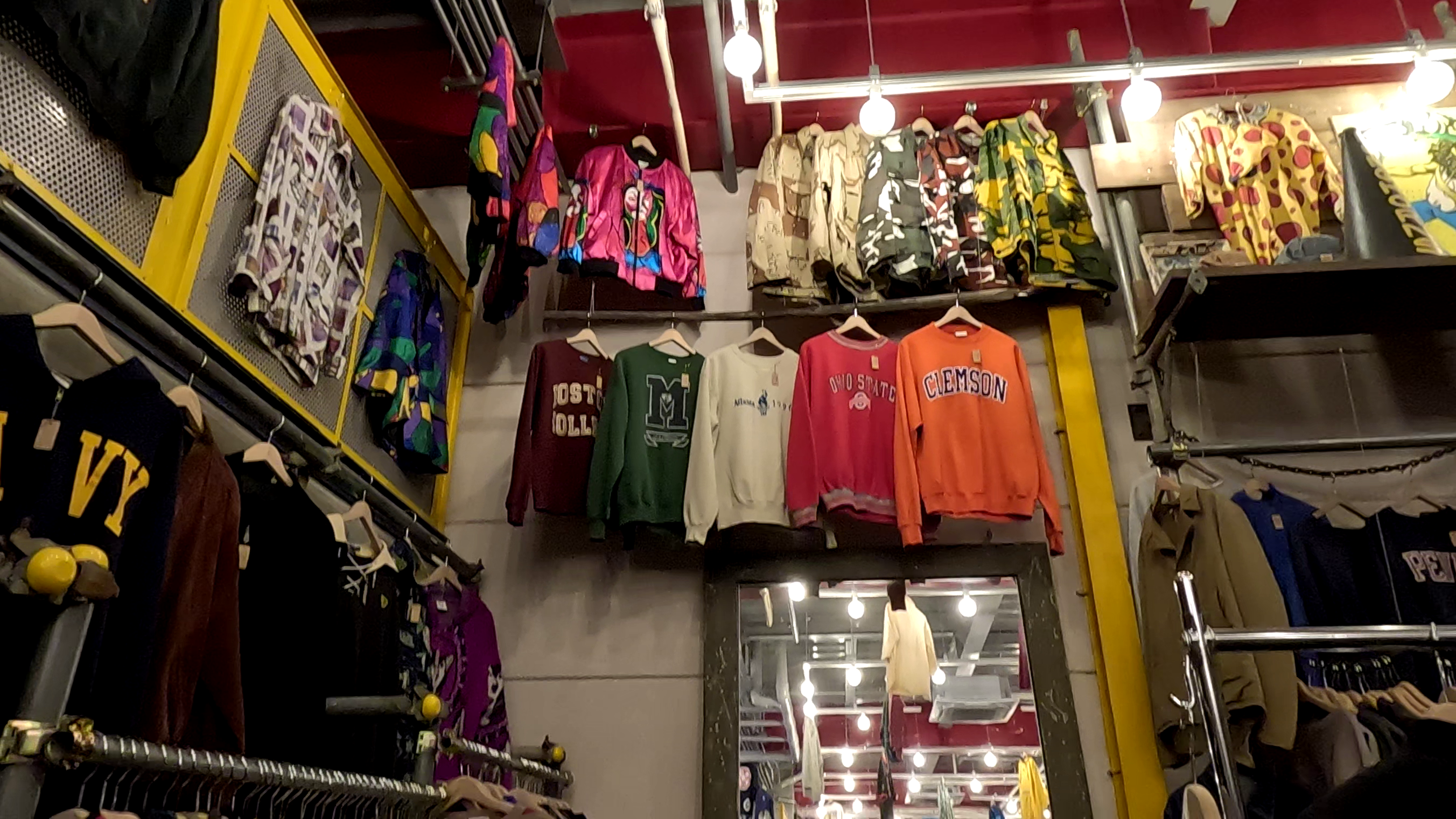 地下專賣男裝,皮嬲外套、OVERSIZE衛衣等等都是搶手貨