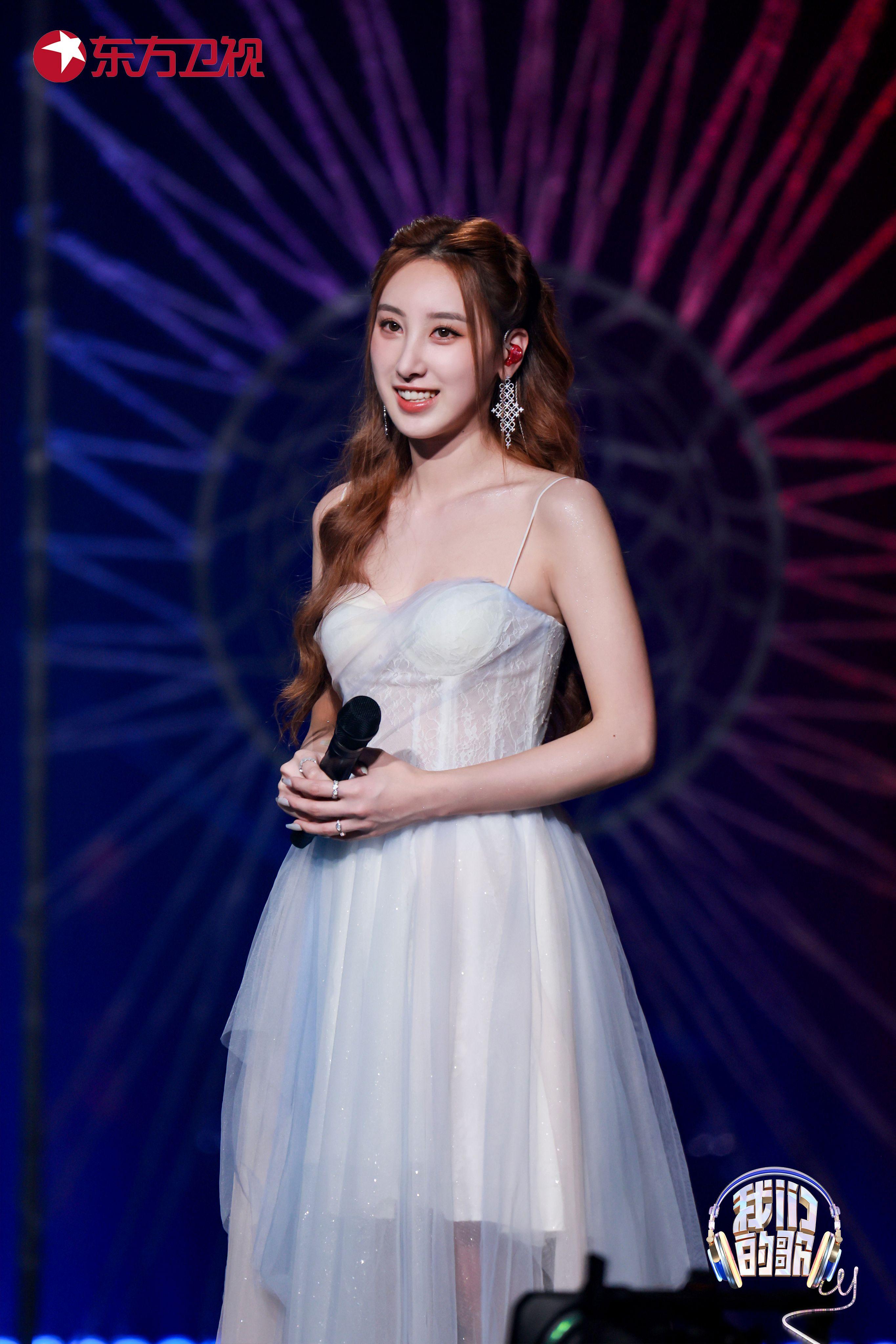 許靖韻連唱三首歌,盡騷功架。