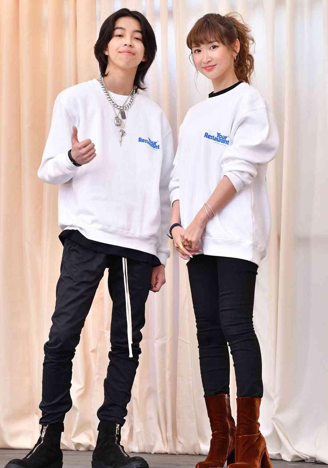 YOSHI去年與女星紗榮子傳出「母子戀」,一度成為熱門話題。