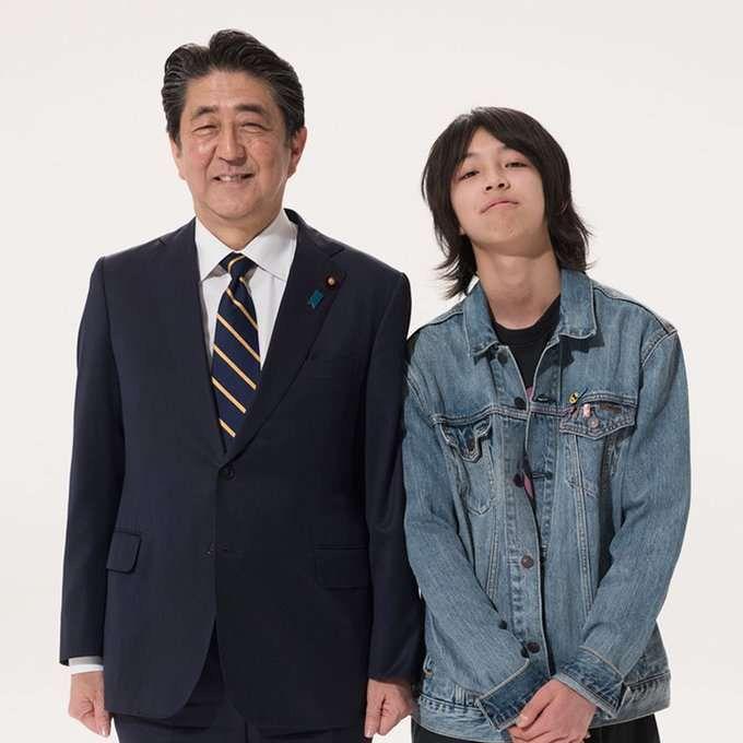 YOSHI與今年被槍擊身亡的前首相安倍晉三曾在自民黨宣傳片中同框。