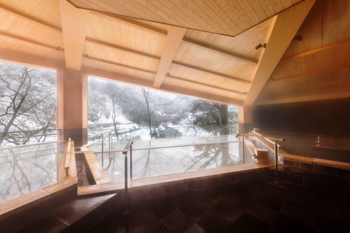 其中「棚湯」坐擁黑部峽谷的 180 度絕景