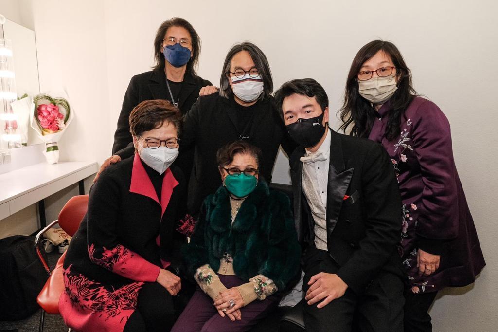 仙姐在後台,製作團隊爭取合照留念。