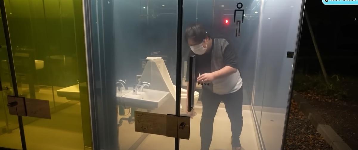 YouTuber把門上鎖後,玻璃牆仍接近透明狀態。(互聯網)