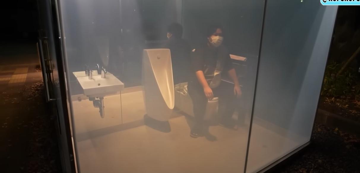 從外面可看見公廁裡情況。(互聯網)