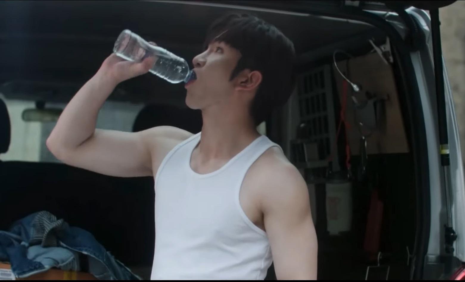 Anson Lo在劇中也是司機和搬運工人,健碩體形帶來做模特兒的機會。