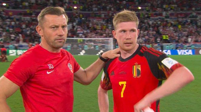 奧歷賽後安慰迪布尼。(網上圖片)