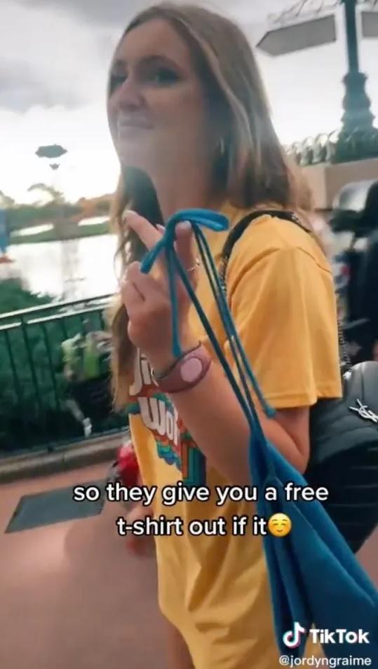 換上T裇,拿著背心,顯得無奈。(互聯網)