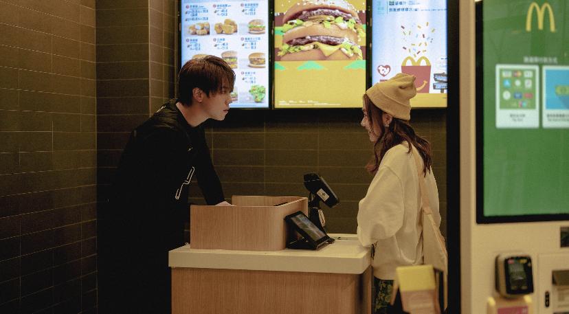 《季前賽》確有高家孝(姜濤飾)當麥記收銀員,河馬(葛綽瑤飾)死纏爛打點餐的情節。