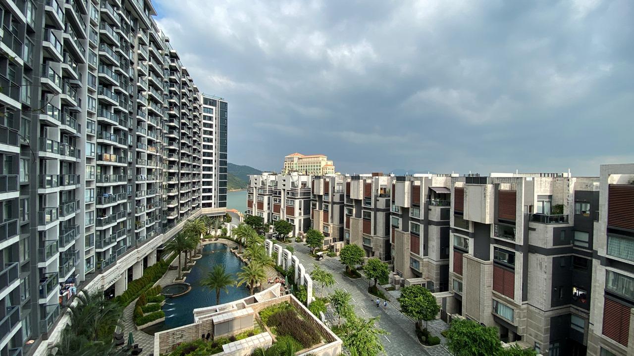 單位以內園及泳池景為主,同時遠望少許海景。