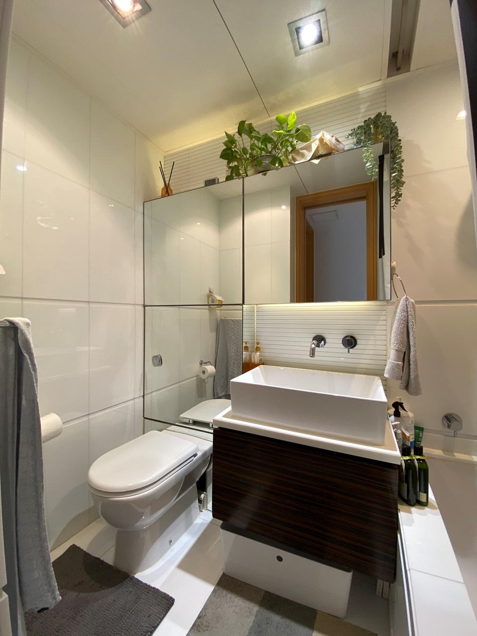 寬敞的浴室裝有鏡櫃,美觀實用。