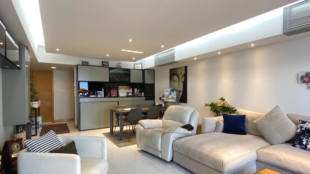 單位大廳空間充足,擺放大型組合梳化後,仍有不少活動空間。