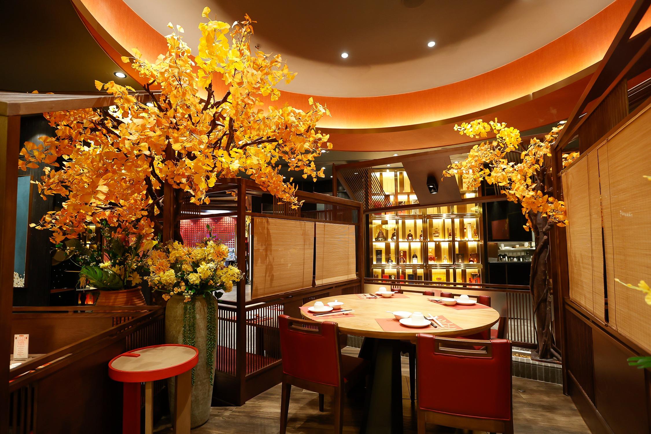 為營造優雅寬敞及舒適的用膳環境,新斗記特選木色為主調及古典的風格加上簡潔陳設,再配以別具古典氣息的山水畫及窗框木雕。