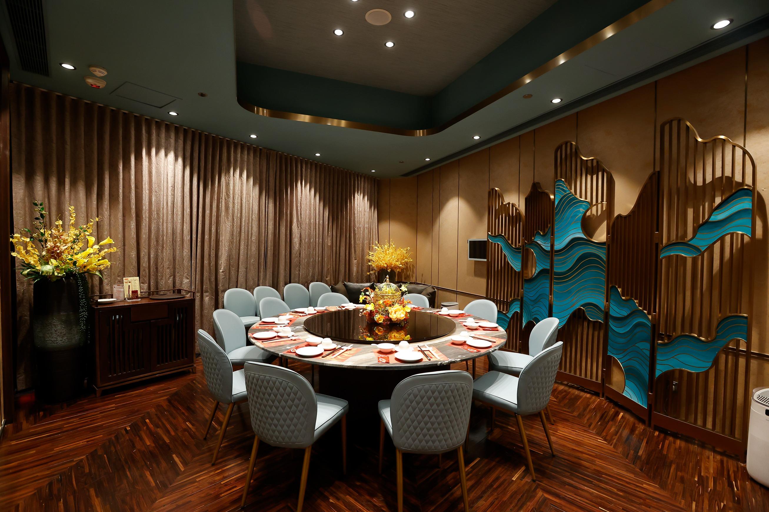 為營造優雅寬敞及舒適的用膳環境,新斗記特選木色為主調及古典的風格加上簡潔陳設,再配以別具古典氣息的山水畫及窗框木雕。