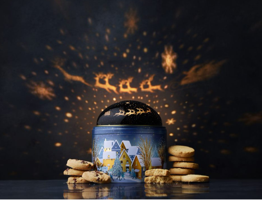 星空投影音樂盒連牛油香酥餅禮罐│裝滿牛油香酥餅的禮罐上蓋附有星空投影器,於轉動的同時播放Deck the Halls音樂,射光發聲效果集於一身,非常別緻! ($249)