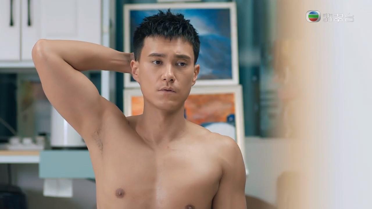 朱敏瀚犧牲色相,在眾目睽睽下一絲不掛。