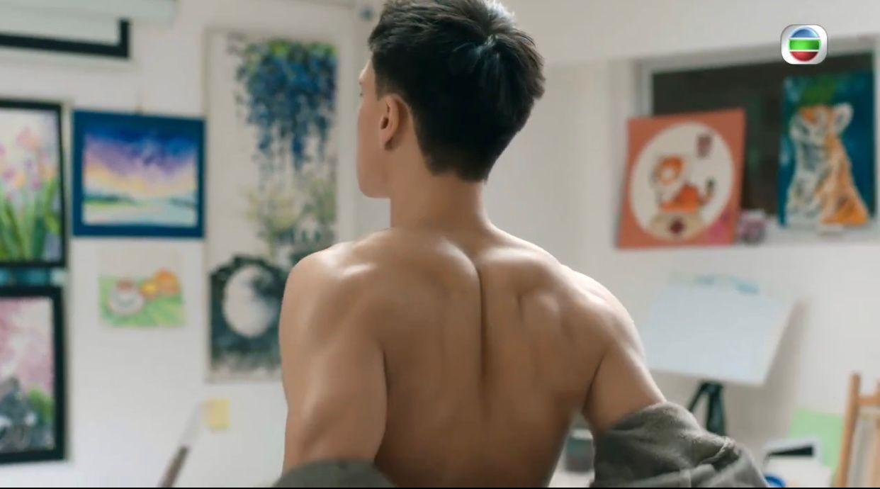 朱敏瀚在劇中狂騷肌肉。