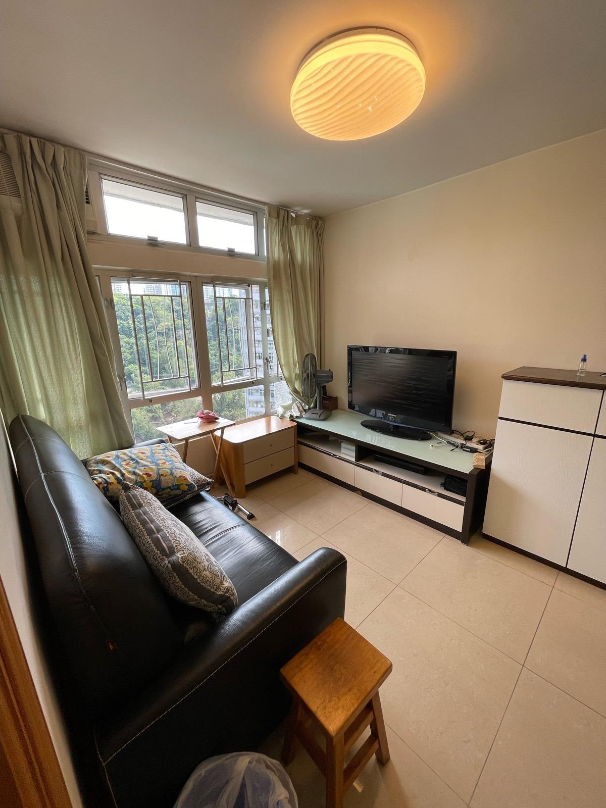 偌大的客廳,外望山巒及李鄭屋游泳池,特大的窗房設計,令室內採光度極高。