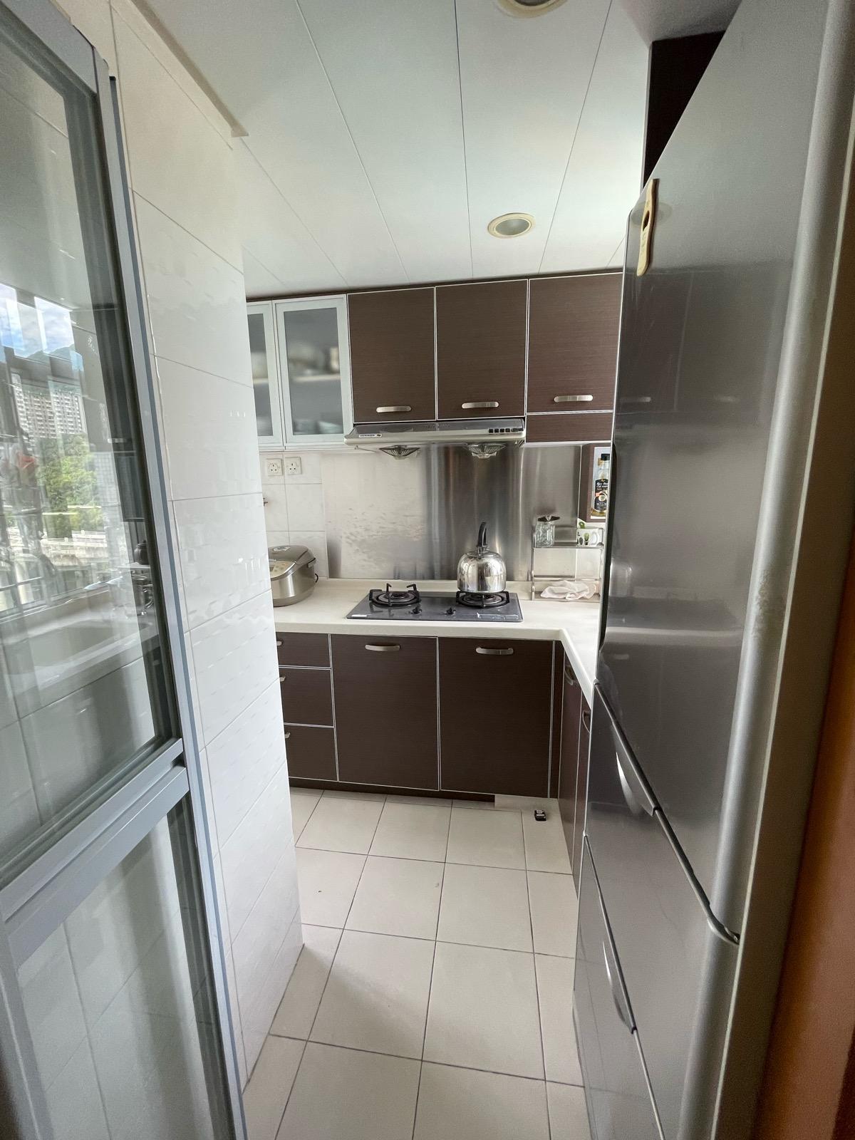 廚房呈L型設計,面積十分闊落。