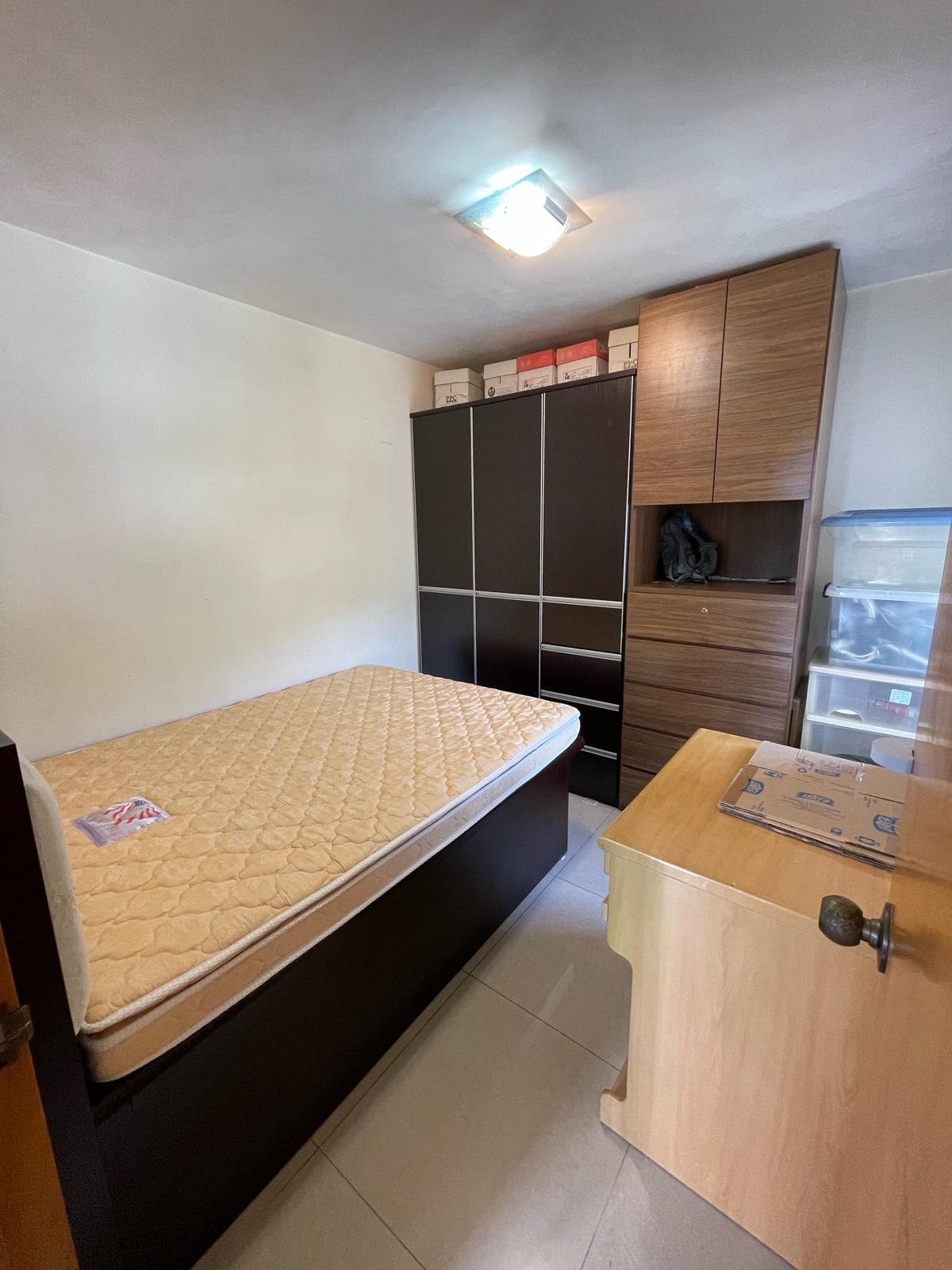 主人房空間闊落,擺滿大型傢俬後,空間感仍足。