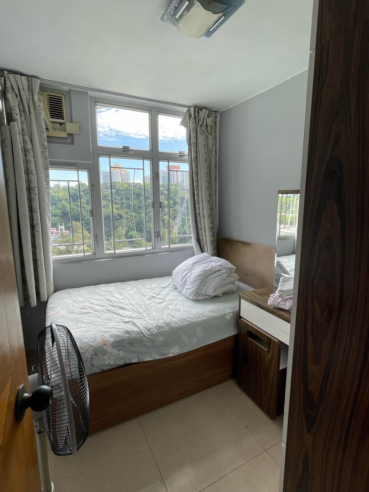 其中一間睡房望翠綠開揚山景,光猛之餘,空氣清新舒服。