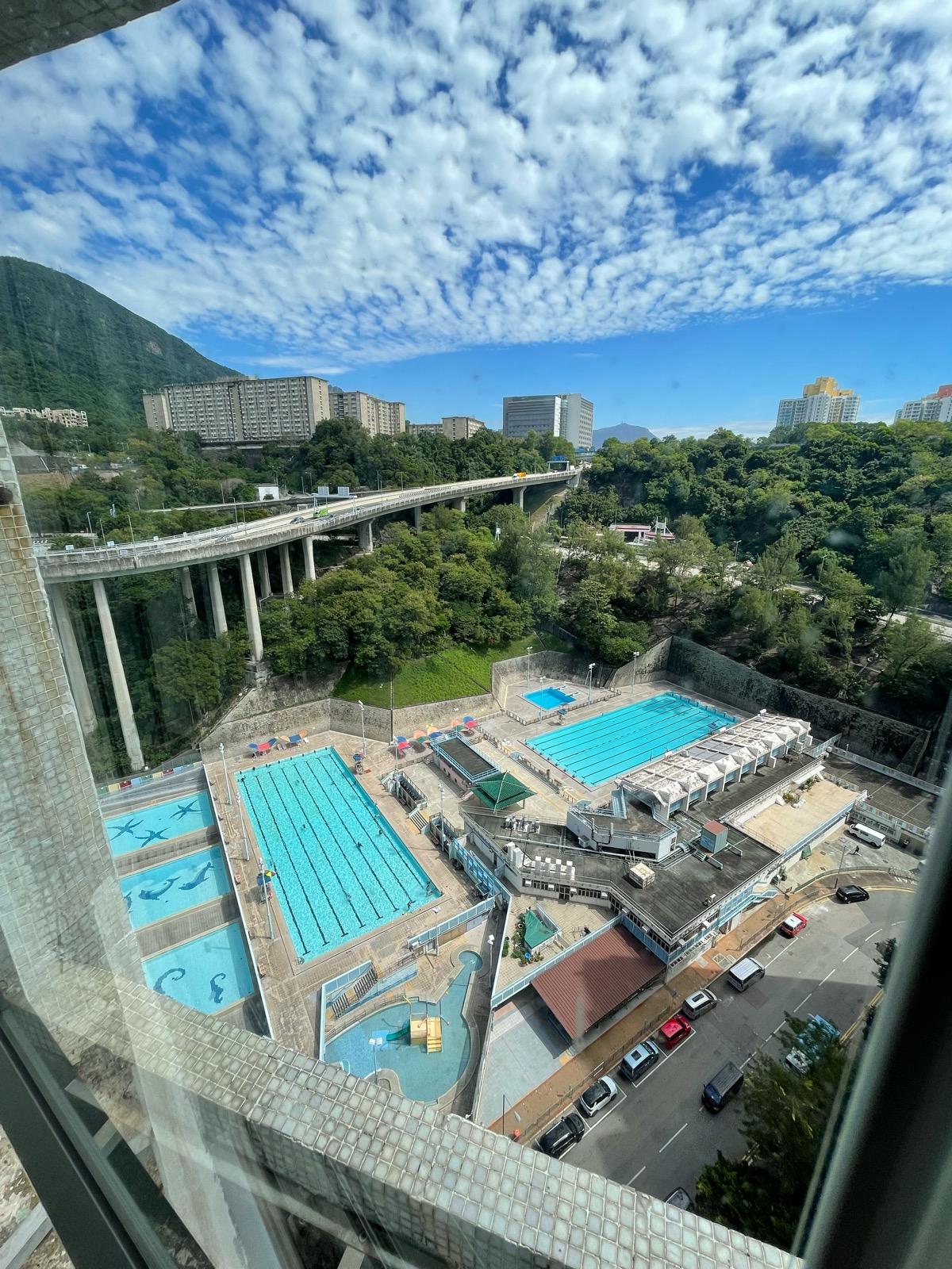 單位望全李鄭屋游泳池及山巒景致,開揚吸引。