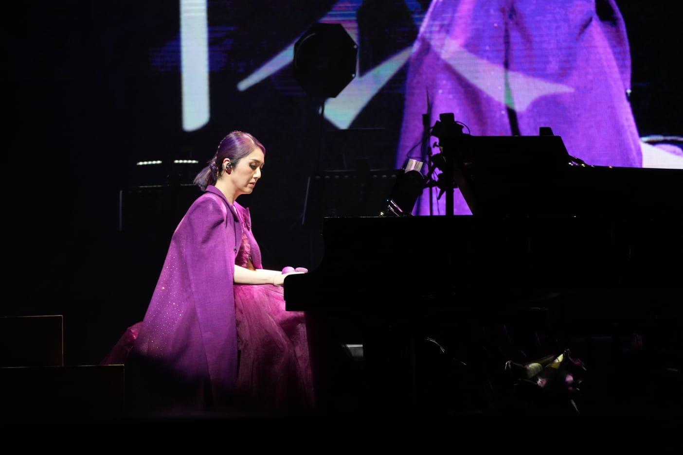 千嬅彈奏《再見二丁目》。(陳奕釗攝)