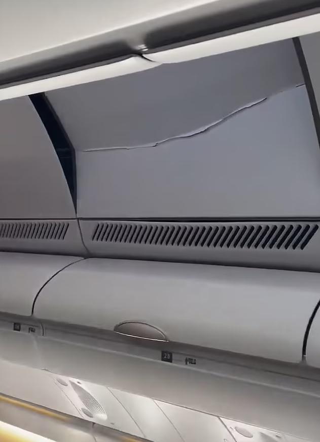 機艙天花板損毀。(互聯網)