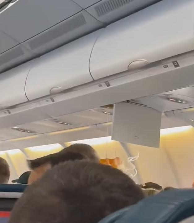 氧氣罩掉下。(互聯網)