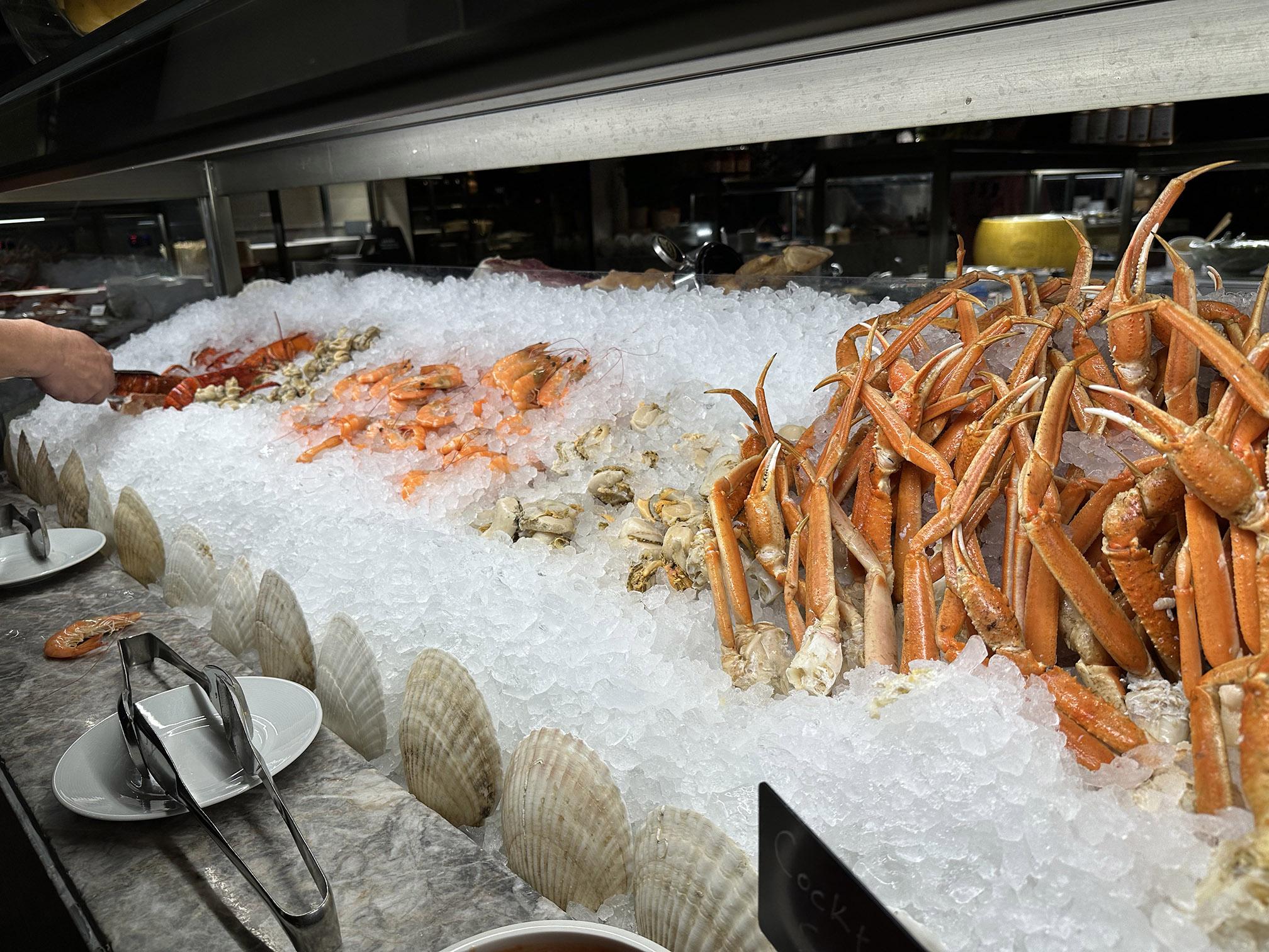 海鮮冰山看似不澎湃,其實職員們不停添上。