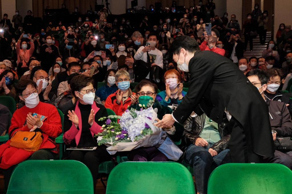 港樂代表向仙姐獻上花束致敬,旁為林鄭月娥。