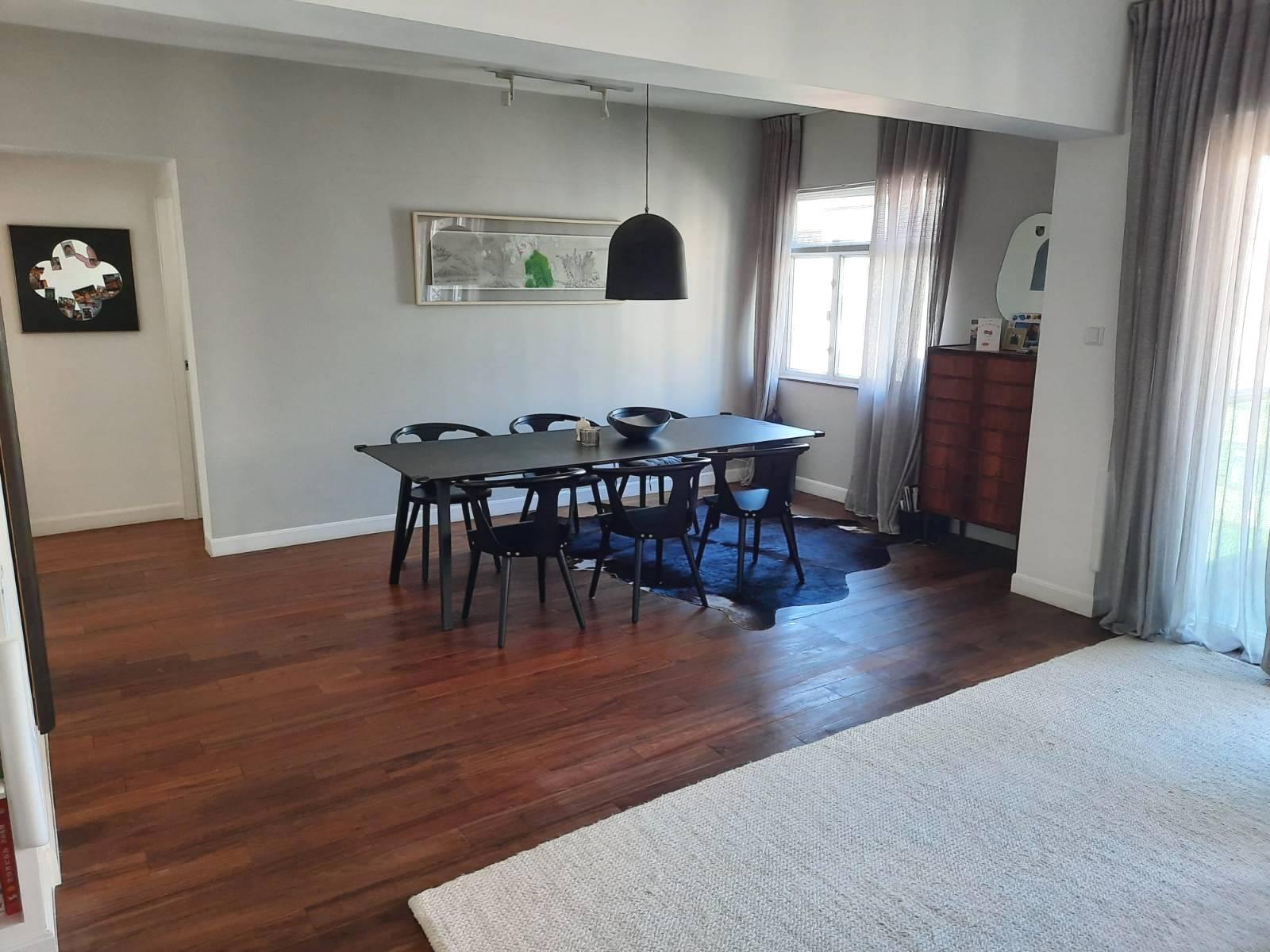 闊大的飯廳擺放6人長餐桌後,仍有很多活動空間。