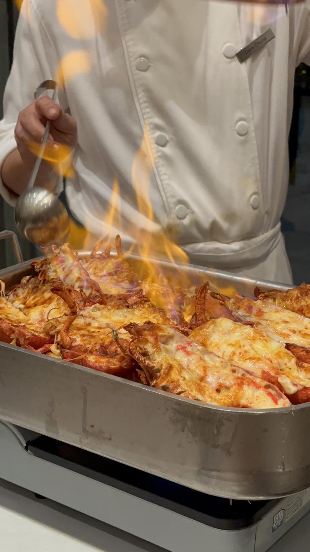 火炙龍蝦焗得芝味十足,更帶微微酒香。