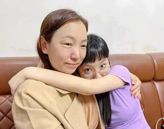 Gigi坦言小時候曾埋怨父母。( IG@gigi)