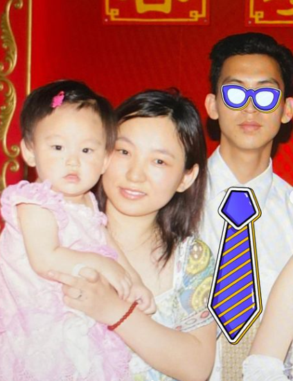 Gigi於父親節特地出po,向父親送上「眼鏡」與「嶺呔」作禮物。( IG@gigi)