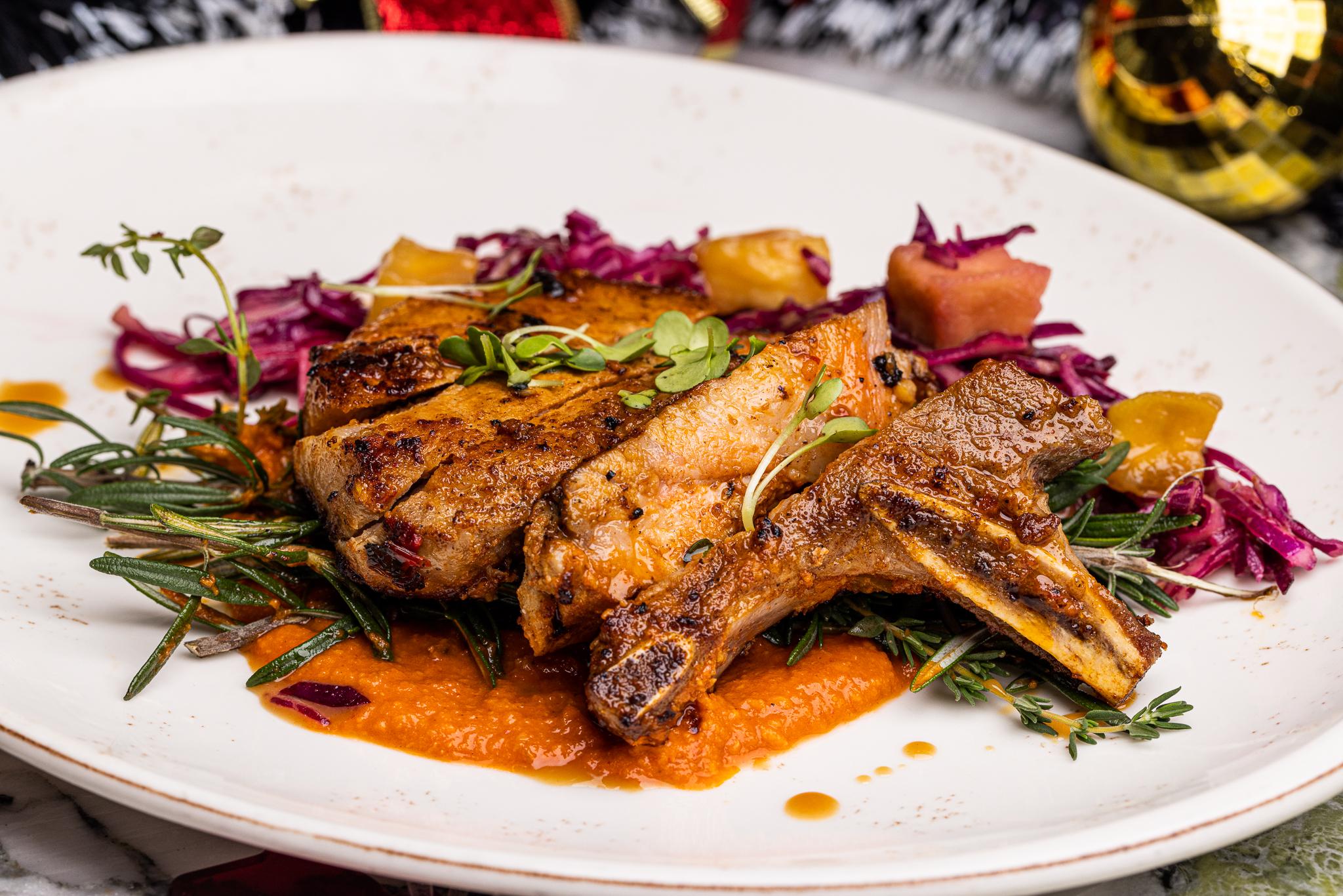 烤西班牙豬扒配焦糖蘋果椰菜沙律