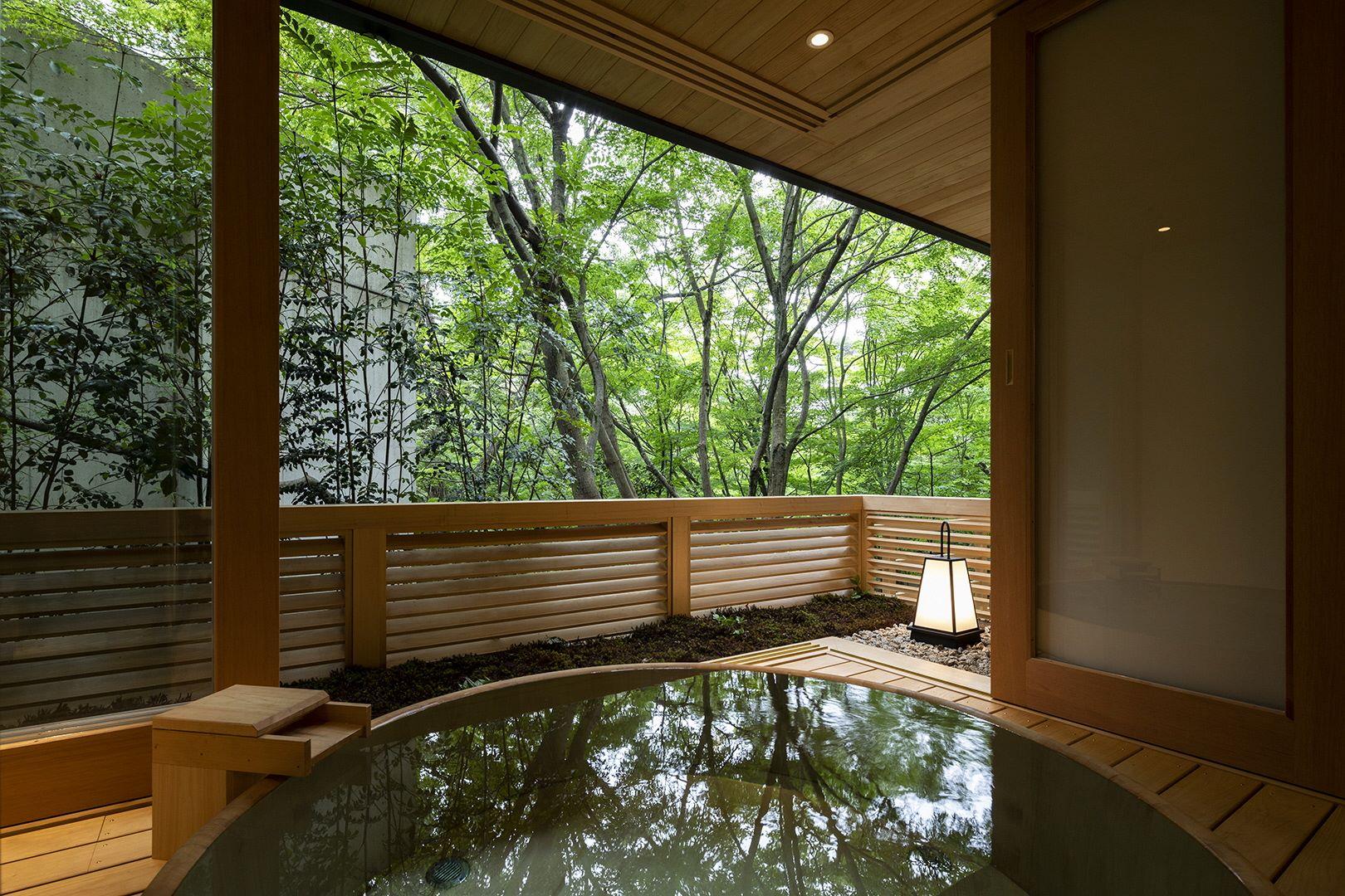 全館只有 16 間客房,所有房間均能眺望大片自然山林,開放感十足