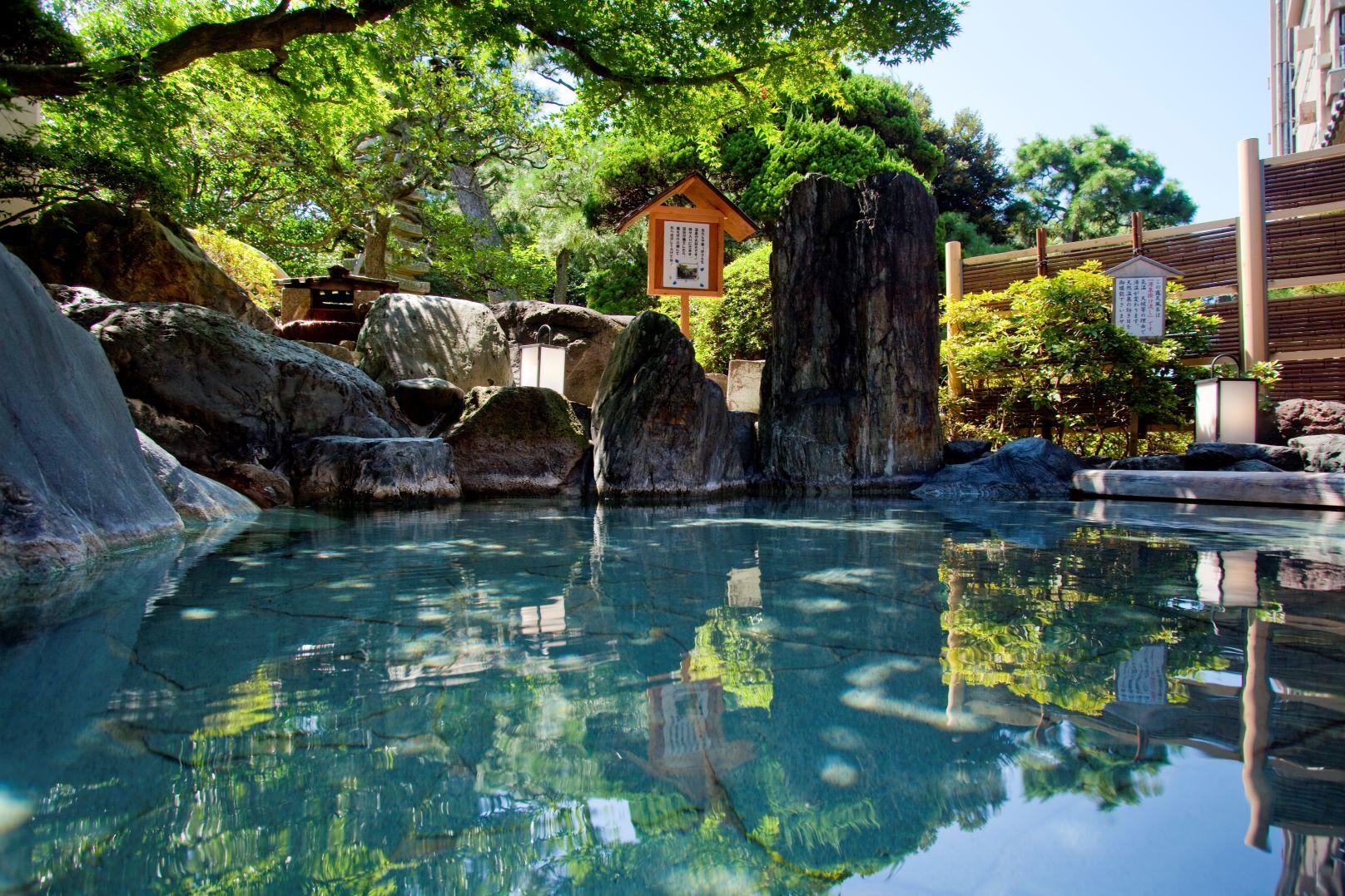 八木旅館鄰近車站,從蘆原湯之町站徒步約 5 分鐘便能到達