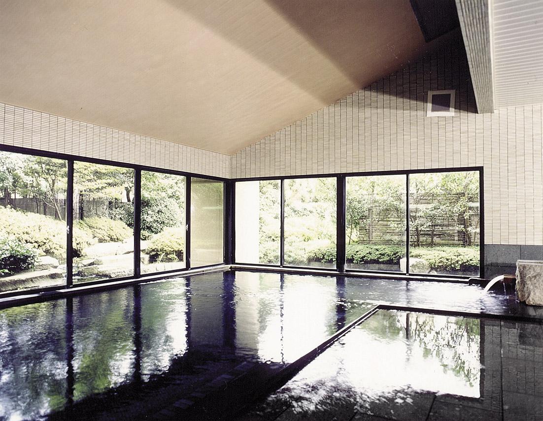 館內設有兩個可 24 小時入浴的自家源泉掛流式溫泉,泉質為混合了高溫溫泉及低溫溫泉的中性食鹽泉