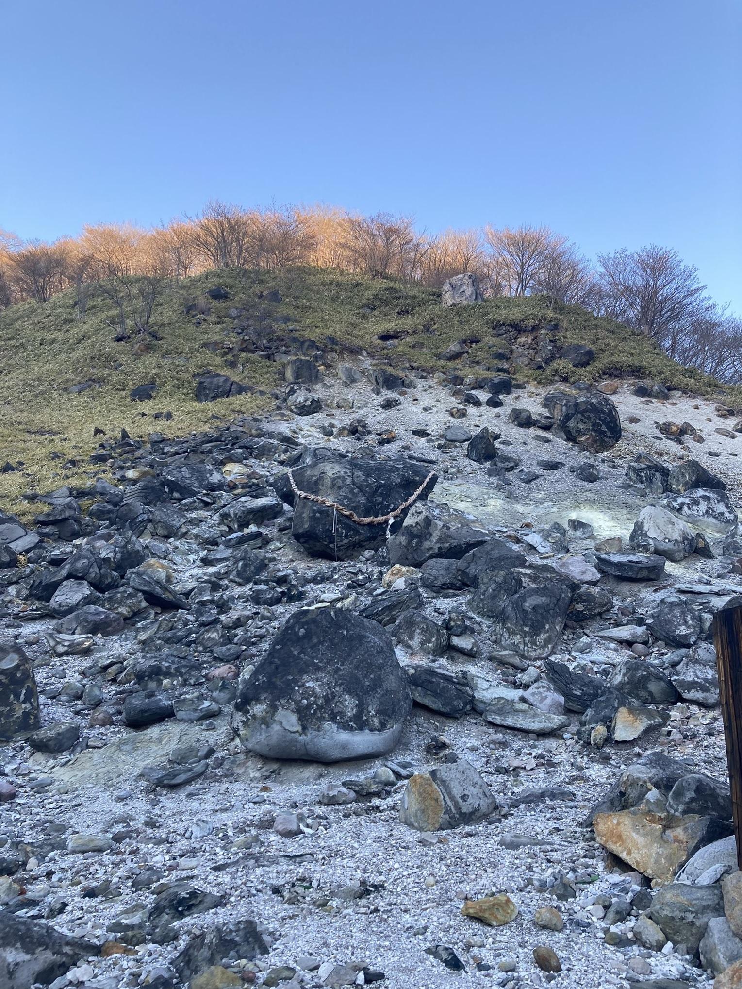 網民指,去年12月殺生石並沒異樣。(互聯網)