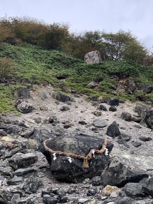 相傳九尾狐被鎮在石頭下,用繩索封印。(互聯網)