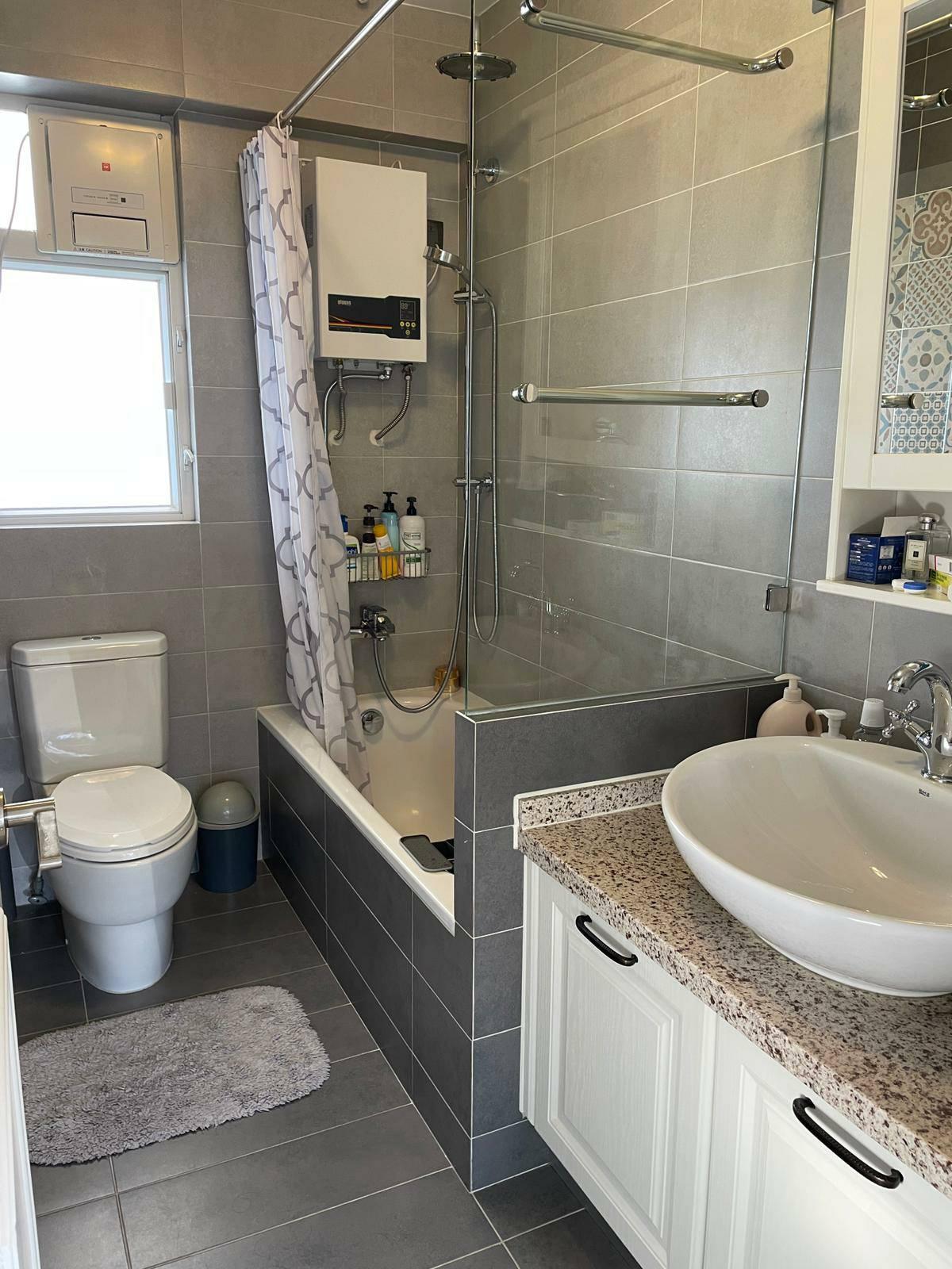 主人套房浴室以灰色為主調,予人樸實乾淨的感覺。