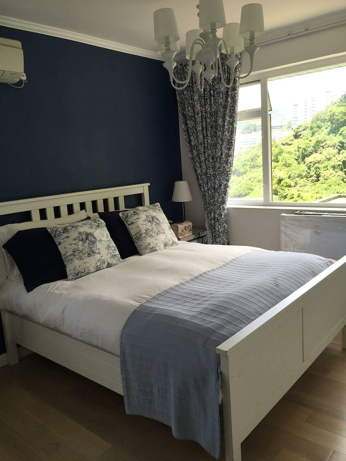 主人套房其中一面牆以深藍色油漆點綴,配合西式的傢俱,布置予人高級感。