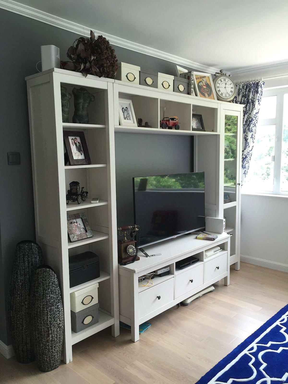 單位樓底頗高,客廳有足夠空間擺放大型高身電視櫃。