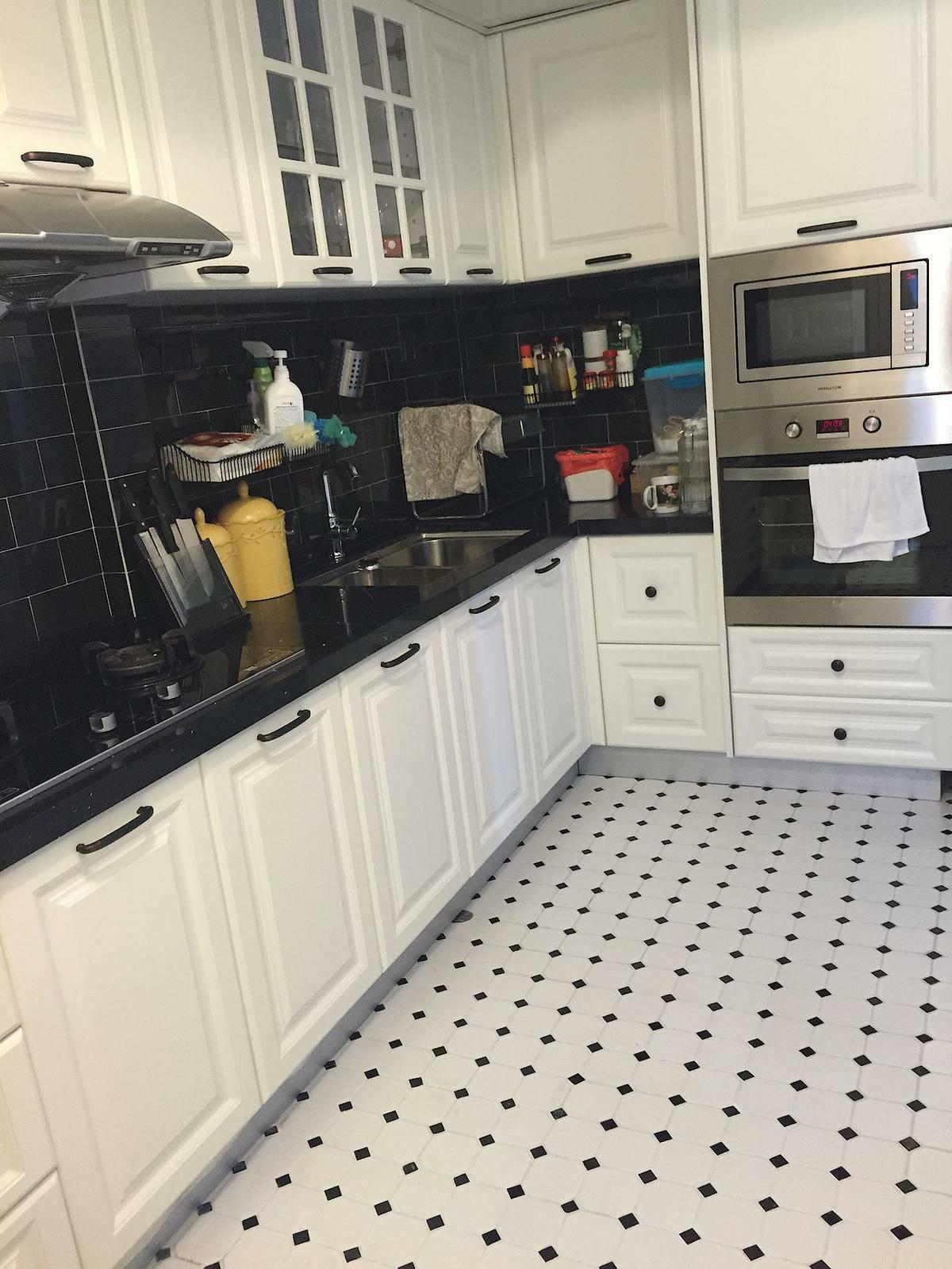 闊大的廚房以黑白為主調,西式的廚櫃組合美觀新淨,相當實用。