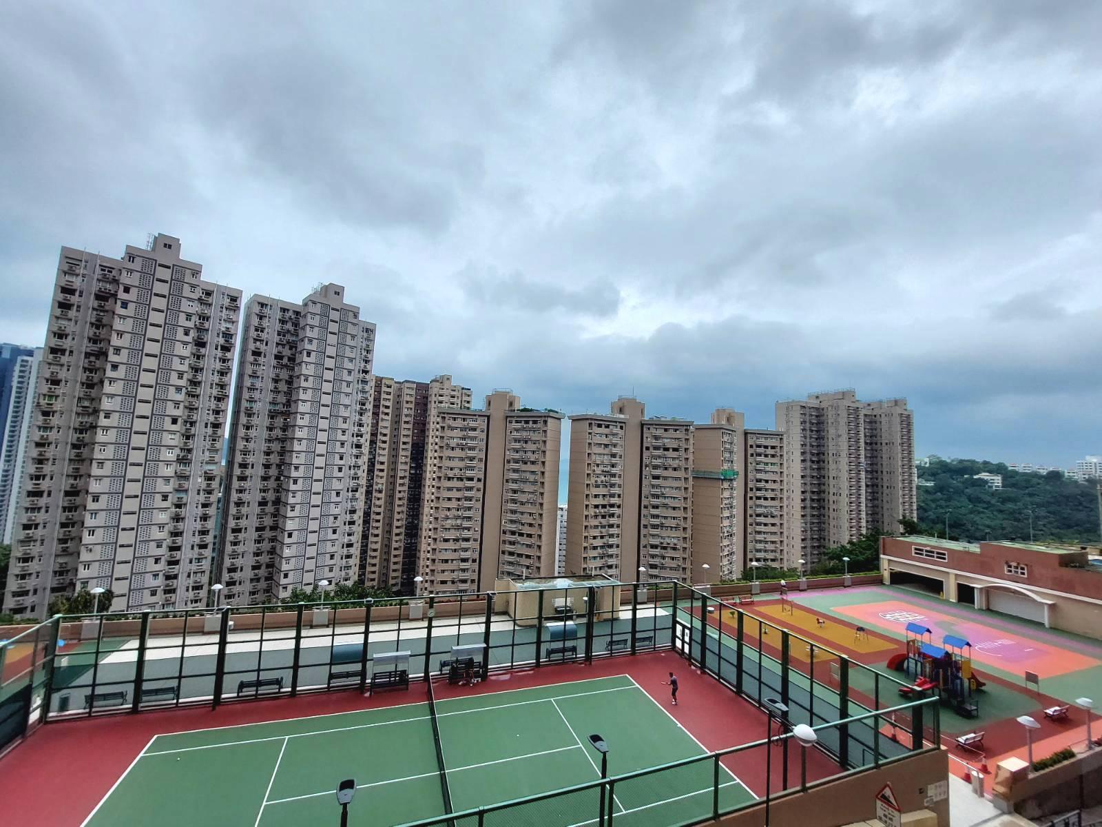 單位其中一個景觀是網球場景及遠樓景,寧靜開揚。