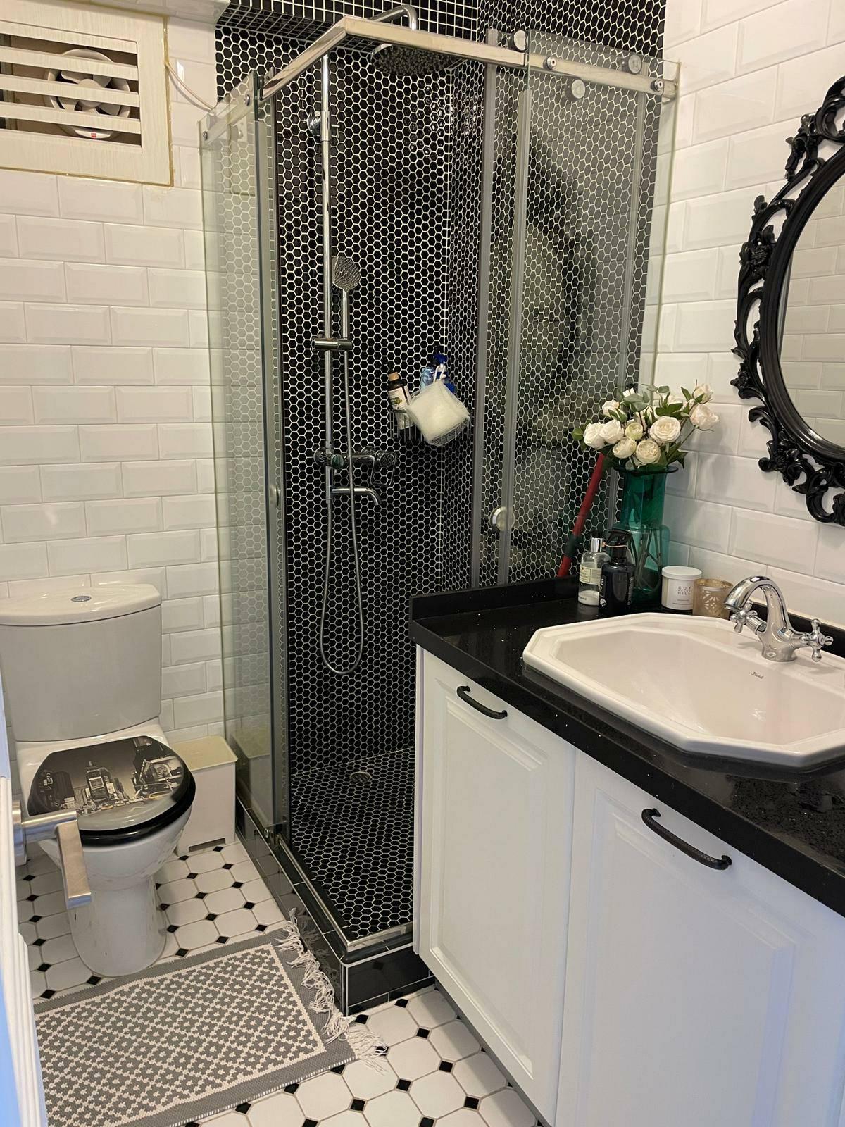 客廁採黑白用色,地板以菱形地磚鋪砌,企缸則採用五角形階磚設計,耐看又容易打理。