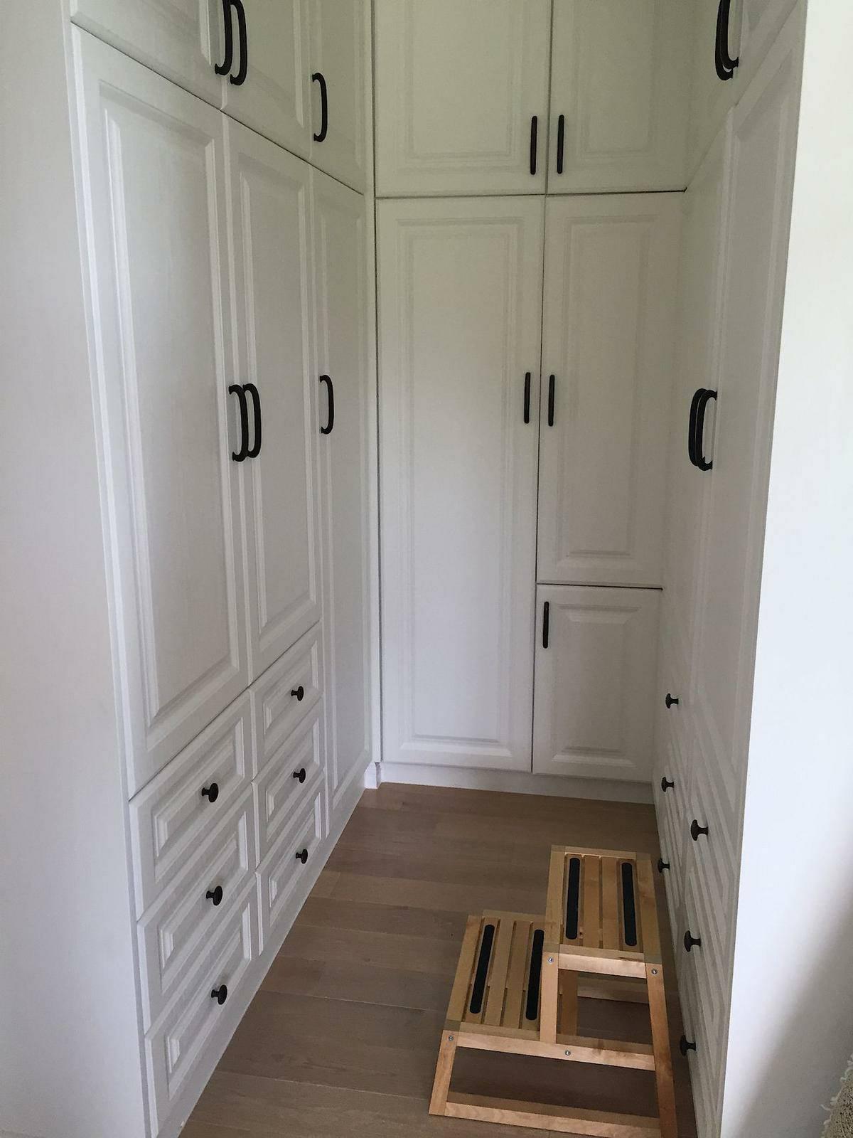 主人套房設有為衣帽間,提供大量收納空間。