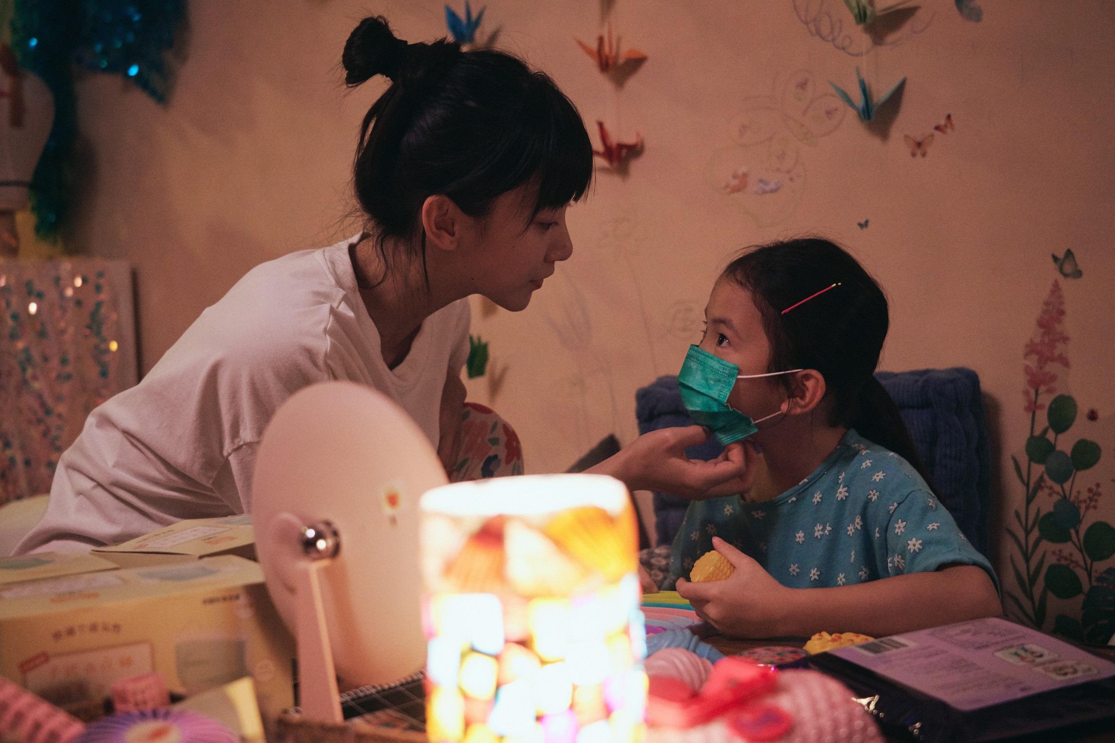 袁澧林在《窄路微塵》首次演單親媽媽,與女兒的互動真摯感人。(劇照)